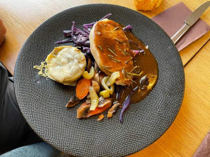 Restaurant proposant repas raffinés Sayat